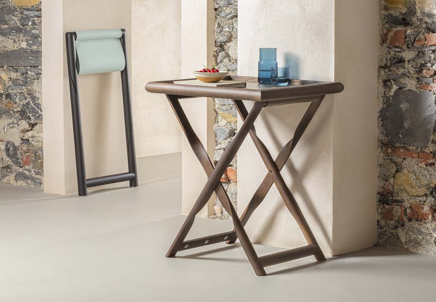 Giobagnara's Elica servant tray with wooden stand, featuring leather inlay